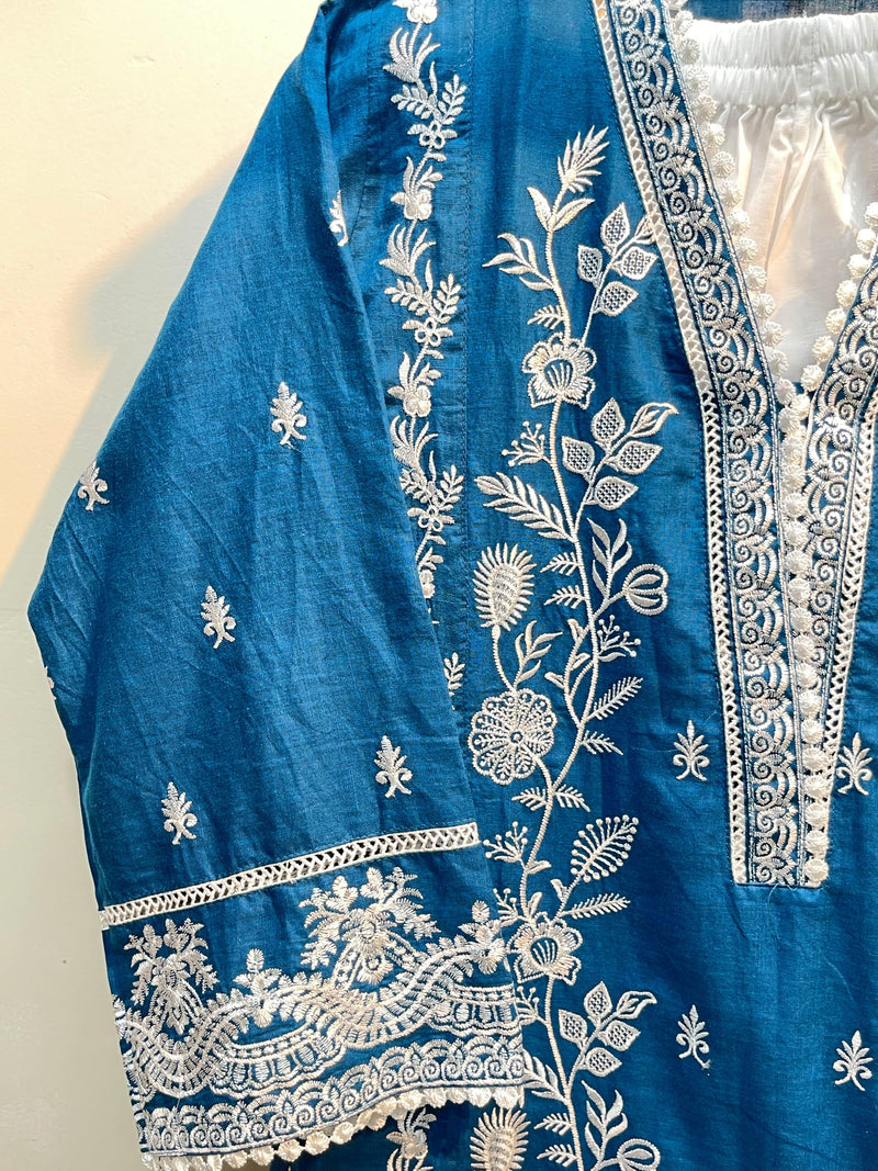 Exclusive Women’s Relaxed Fit Embroidered 2-Piece Outfit | Cotton Kameez